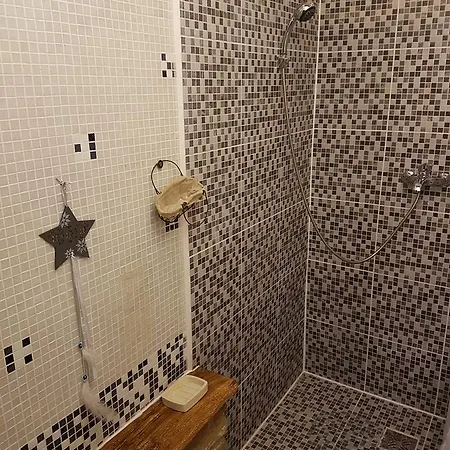 Edes Otthon Vendeghaz 3* נאגיבורז'וני